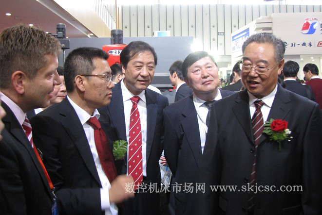 中國機械工業聯合會會長王瑞祥在沈陽機床站臺前