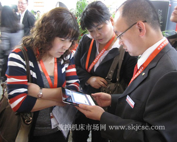 沈陽(yáng)機(jī)床用來(lái)做調(diào)查的ipad(左二為楊司晨經(jīng)理)