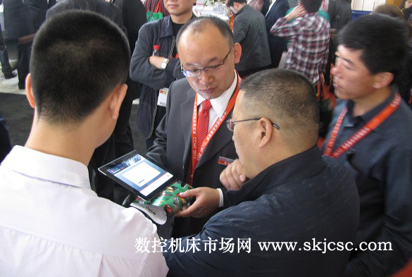 沈陽(yáng)機(jī)床用來(lái)做調(diào)查的ipad(左二為楊司晨經(jīng)理)