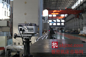 齊二機(jī)床集團(tuán)員工在使用XL-80激光干涉儀 