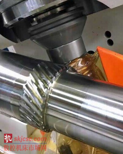 400H 可承載直徑達 400mm (16 英寸) 的工件, 標(biāo)配軸向行程能力為 1,168 mm 400H 可承載直徑達 400mm (16 英寸) 的工件, 標(biāo)配軸向行程能力為 1,168 mm
