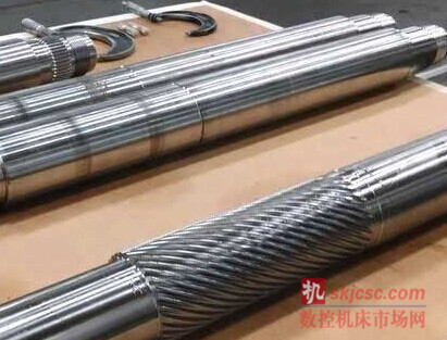400H 可承載直徑達 400mm (16 英寸) 的工件, 標(biāo)配軸向行程能力為 1,168 mm (46 英寸), 并且可定制用于生產(chǎn)更長的部件 400H 可承載直徑達 400mm (16 英寸) 的工件, 標(biāo)配軸向行程能力為 1,168 mm (46 英寸), 并且可定制用于生產(chǎn)更長的部件
