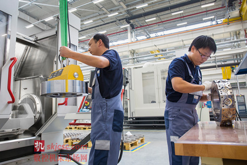 哈默C30U 加工中心:用于為VL 和VT 系列機床加工刀塔盤。此項工藝對于BMT 和VDI 式工具接口的要求十分嚴格,但卻可以很好地通過哈默C30U 實現 哈默C30U 加工中心:用于為VL 和VT 系列機床加工刀塔盤。此項工藝對于BMT 和VDI 式工具接口的要求十分嚴格,但卻可以很好地通過哈默C30U 實現