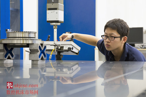 WFL Millturn M65車銑加工中心:用于刀塔庫的全套加工以及復雜的車削/銑削零件加工。工件被M65車銑加工中心完全夾緊直到完成加工,形狀和位置偏差低于10微米 WFL Millturn M65車銑加工中心:用于刀塔庫的全套加工以及復雜的車削/銑削零件加工。工件被M65車銑加工中心完全夾緊直到完成加工,形狀和位置偏差低于10微米