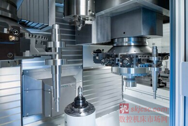 VT系列車床在兩個(gè)刀塔之間利用工件夾持器進(jìn)行自動上下料,而工件也由橫向自動傳送帶輸送 VT系列車床在兩個(gè)刀塔之間利用工件夾持器進(jìn)行自動上下料,而工件也由橫向自動傳送帶輸送