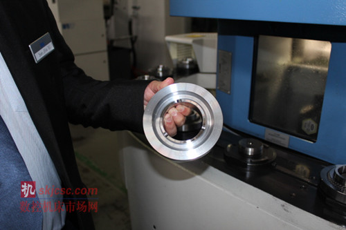 圖4：埃馬克VL機床采用的倒立式設計讓車床內的加工件獲得了很好的保護，確保了加工精度的一致性以及工藝的可靠性。