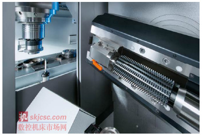 圖5：VLC 200 H 型機床通過工作主軸抓取工件完成上下料過程。埃馬克這一經典的智