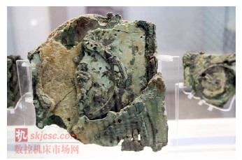 圖2：安提凱希拉天體儀：該碎片的前側，顯示了四輻式主傳動齒輪