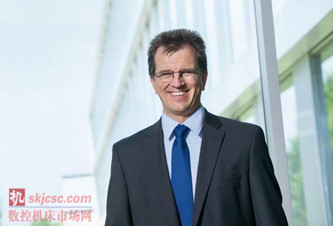 圖1:埃馬克機床有限公司總經理 Guido Hegener 博士說道“PMD 2型磨床為亞洲與歐洲的用戶帶來競爭優勢。”_副本 圖1:埃馬克機床有限公司總經理 Guido Hegener 博士說道“PMD 2型磨床為亞洲與歐洲的用戶帶來競爭優勢。”_副本