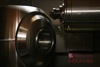 圖4：使用馬上開始的瓦爾特倒角玉米銑刀（為了方便拍照，加工中心工作臺朝觀察人員轉動了一點角度）_副本