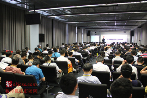 “第17屆上海國際機床機器人及智能工廠展覽會”(EASTPO 2015)進入高潮,現(xiàn)場人潮涌動。 “第17屆上海國際機床機器人及智能工廠展覽會”(EASTPO 2015)進入高潮,現(xiàn)場人潮涌動。