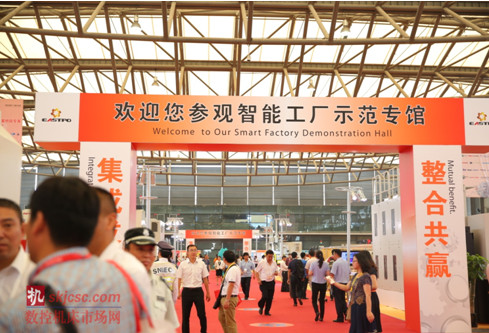 “第17屆上海國際機床機器人及智能工廠展覽會”(EASTPO 2015)進入高潮,現(xiàn)場人潮涌動。 “第17屆上海國際機床機器人及智能工廠展覽會”(EASTPO 2015)進入高潮,現(xiàn)場人潮涌動。