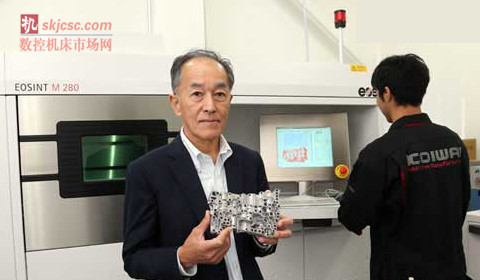 小巖井豐己社長和使用金屬粉末3D打印機(jī)“EOSINT M280”制作的鋁制造型物 小巖井豐己社長和使用金屬粉末3D打印機(jī)“EOSINT M280”制作的鋁制造型物