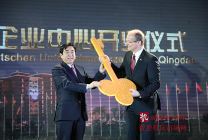 圖為青島西海岸新區(qū)工委書記王建祥向入駐企業(yè)頒發(fā)鑰匙 圖為青島西海岸新區(qū)工委書記王建祥向入駐企業(yè)頒發(fā)鑰匙
