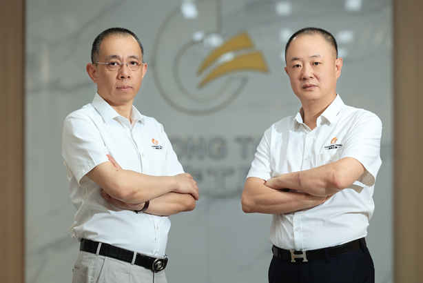 國(guó)宏工具副董事長(zhǎng)嚴(yán)景峰先生（圖左），國(guó)宏工具董事兼總經(jīng)理呂顯豹先生（圖右）